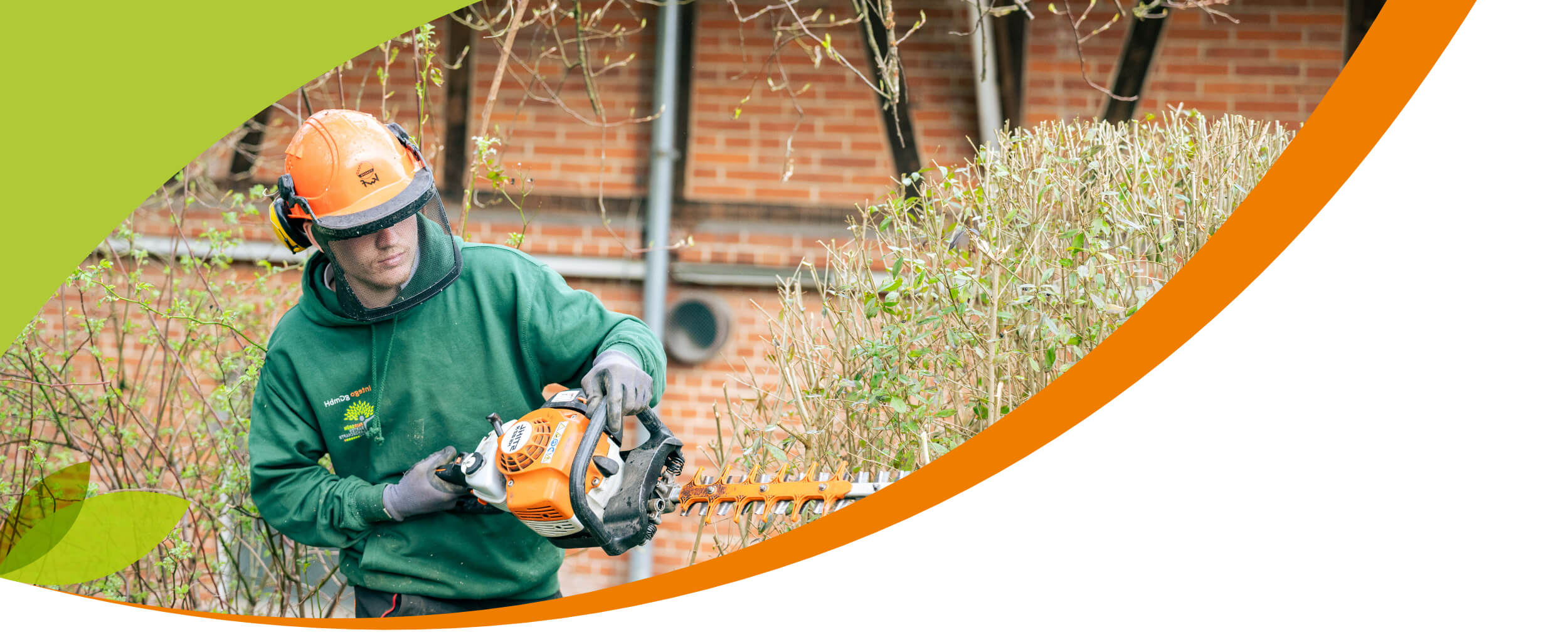 FAIRGR&Uuml;N Mitarbeiter mit R&uuml;ttelplatte